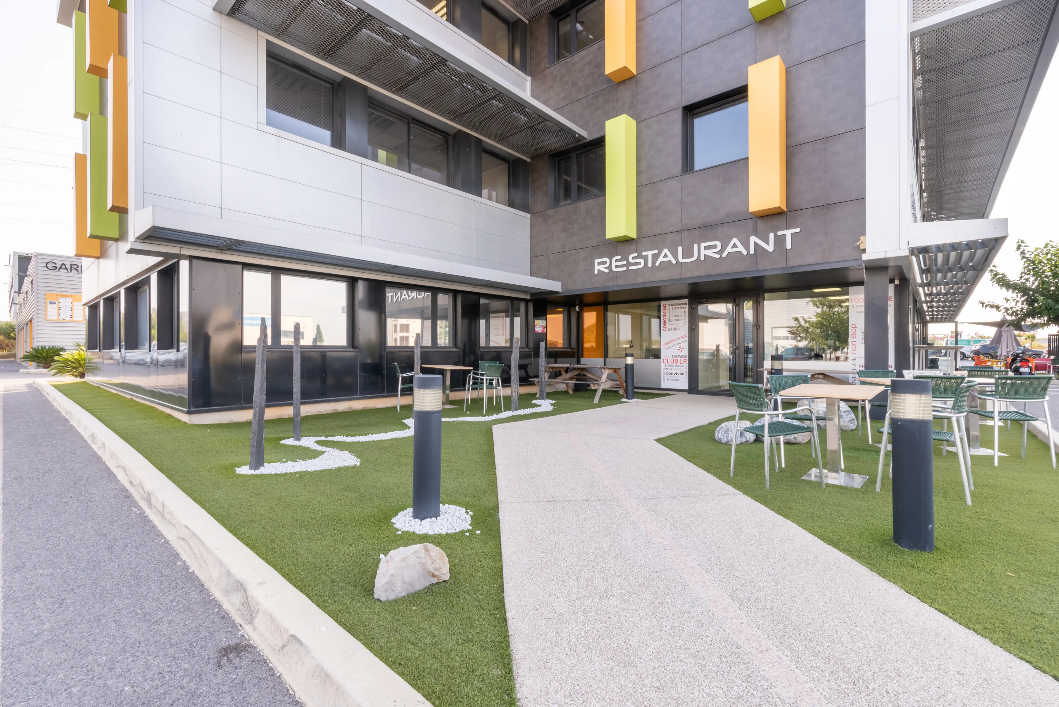 Terrasse extérieure Ô Resto Garosud Montpellier — tables en plein air centre Espace Entreprise