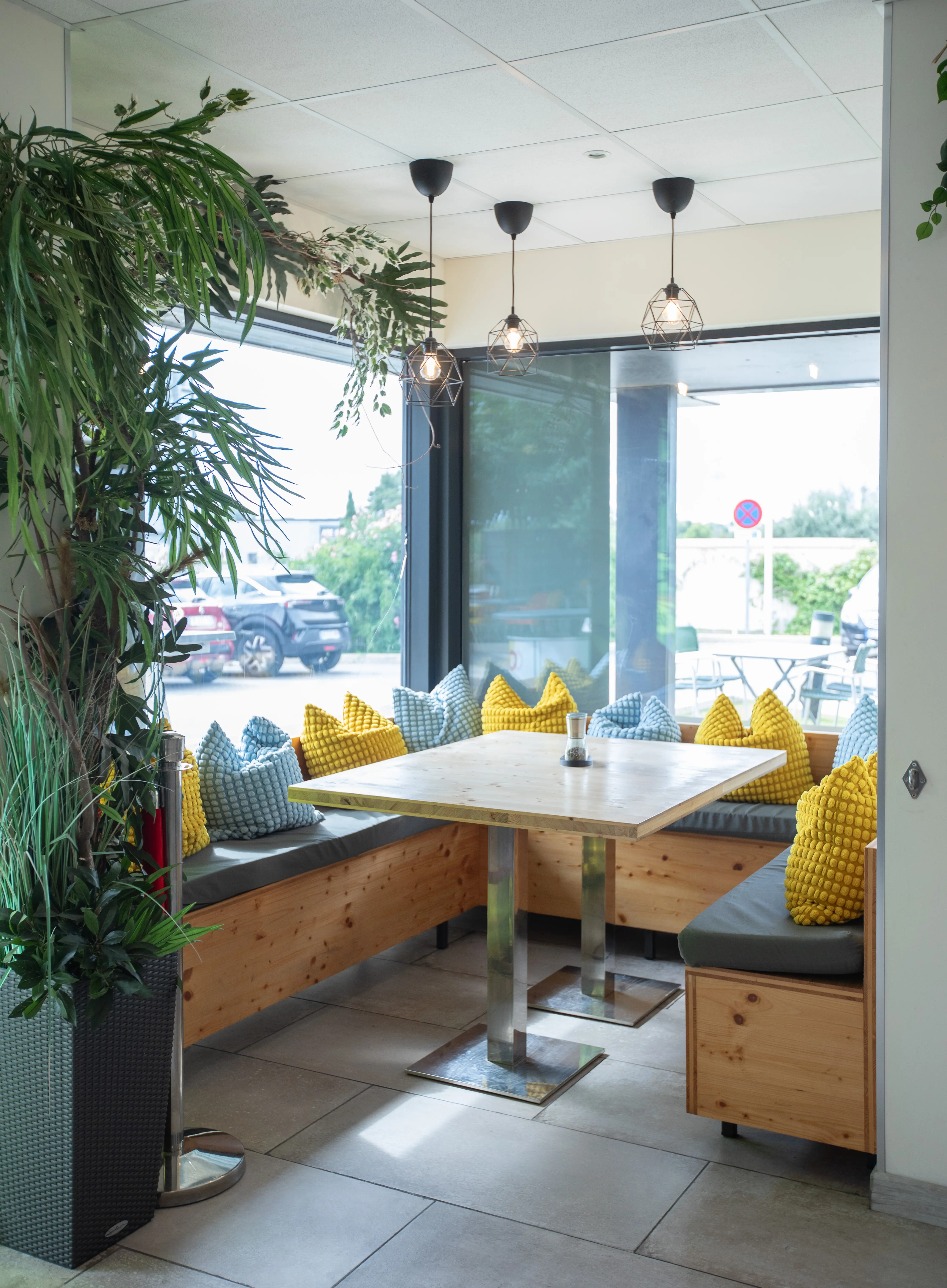 Coin lounge Ô Resto Garosud coussins jaunes Montpellier — espace détente séminaire