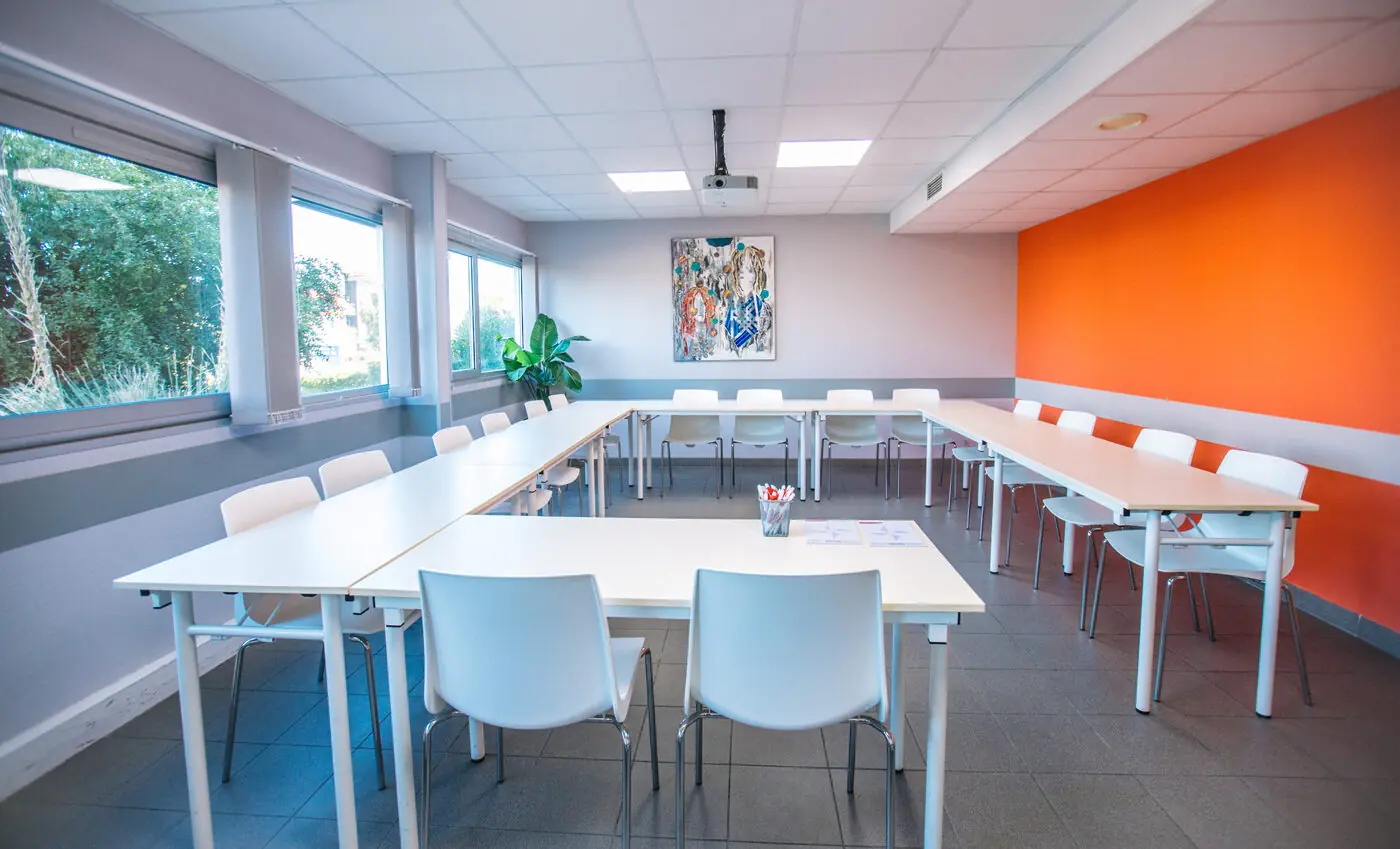 Salle de séminaire Garosud Montpellier mur orange — modulable 15 à 40 personnes parking gratuit bus TaM