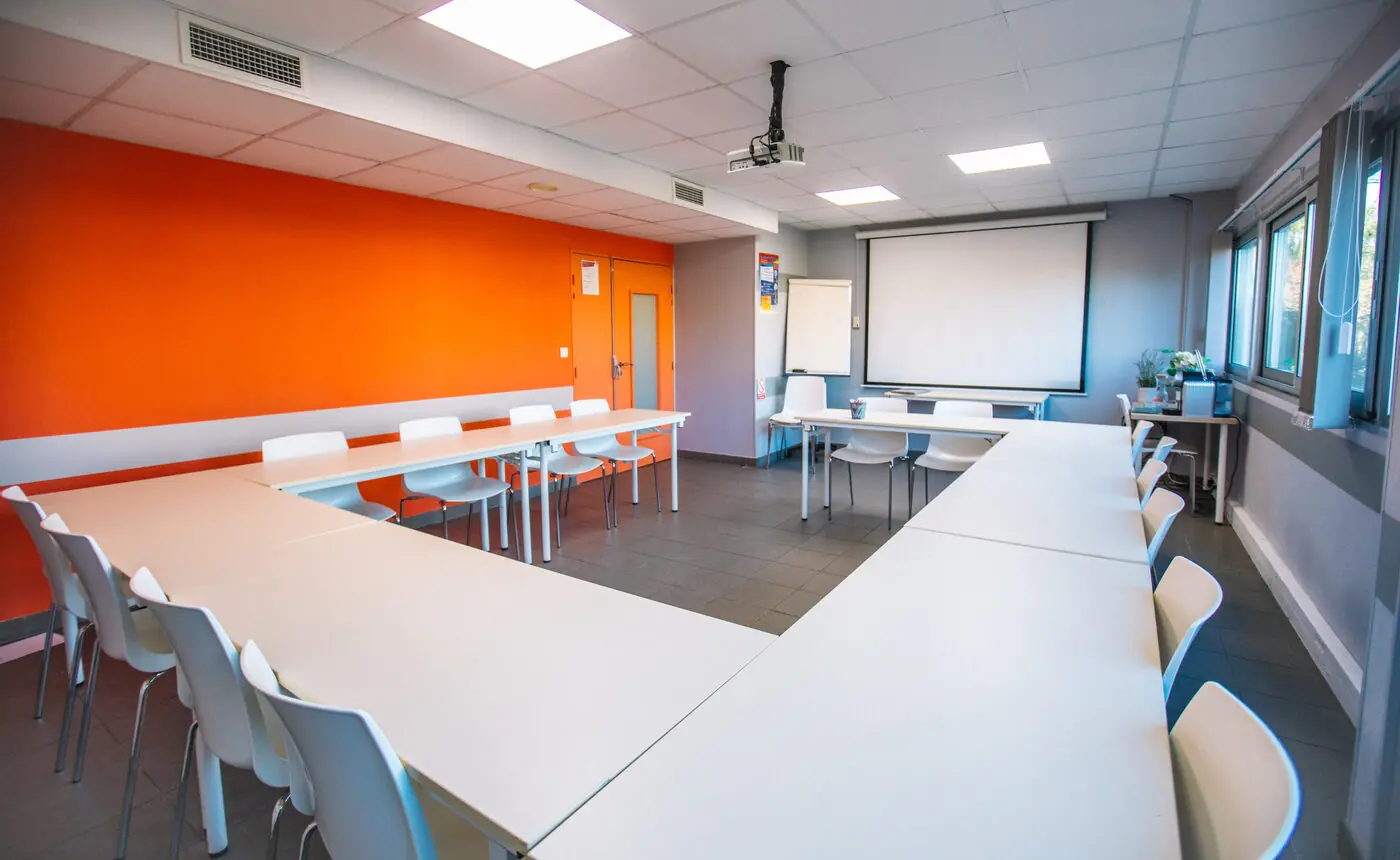 Grande salle de séminaire Garosud Montpellier — configuration U avec vidéoprojecteur cloisons amovibles