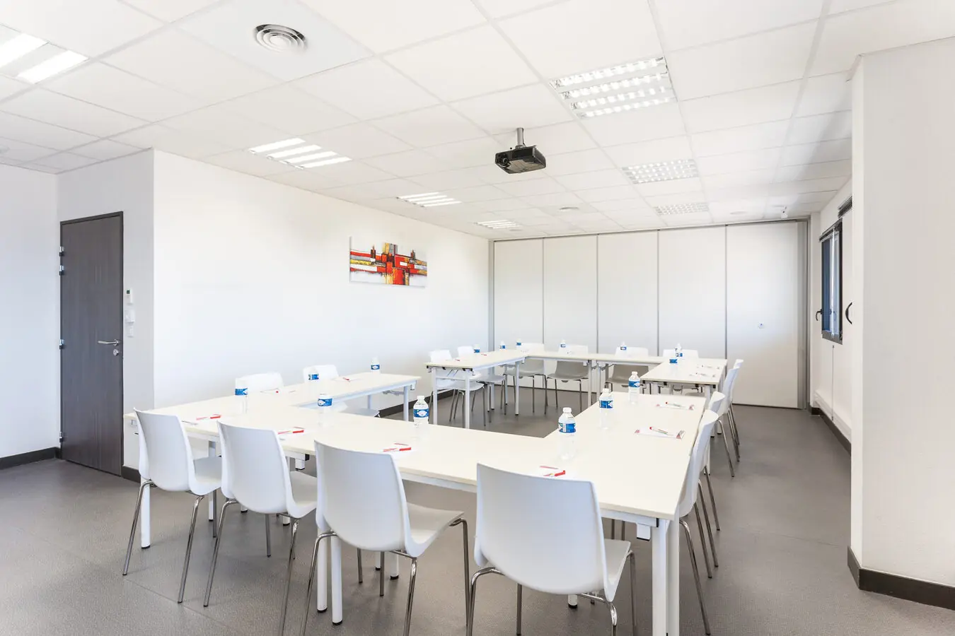 Salle de réunion en U Montpellier Millénaire — vidéoprojecteur HD écran motorisé WiFi fibre 8 à 20 personnes